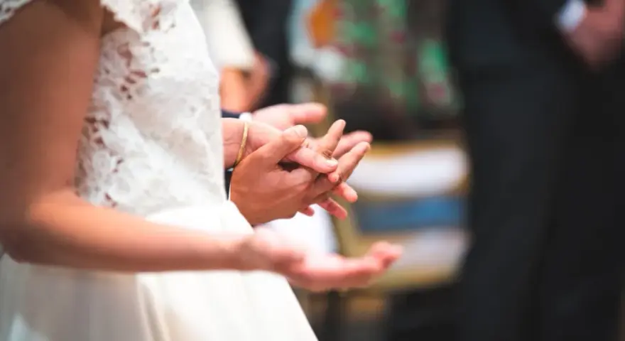 Kiedy nie brać ślubu? Miesiące, które przynoszą pecha