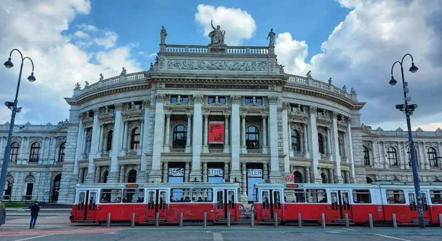 Wiedeń w jeden dzień: czerwone tramwaje przed majestatycznym Burgtheater.