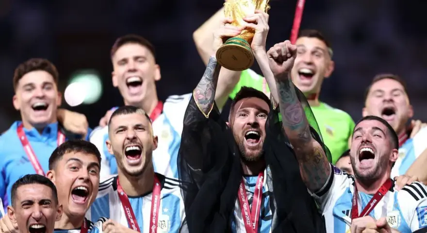 Leo Messi z Pucharem Świata, świętuje z drużyną. Argentyna udowodniła, kto jest mistrzem świata w piłce nożnej!