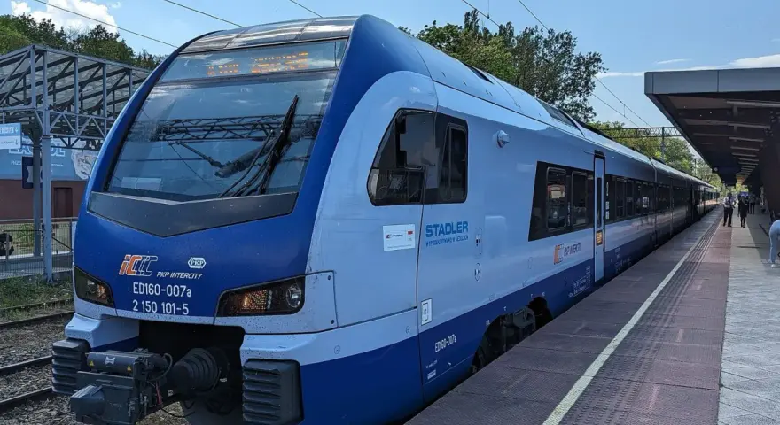 Nowy pociąg PKP Intercity Stadler ED160-007a na stacji w Solcu-Zdroju.
