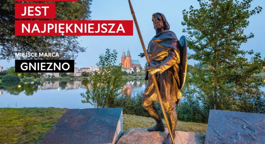 Pomnik w Gnieźnie, nawiązujący do legendy o orle białym. W tle jezioro i katedra.