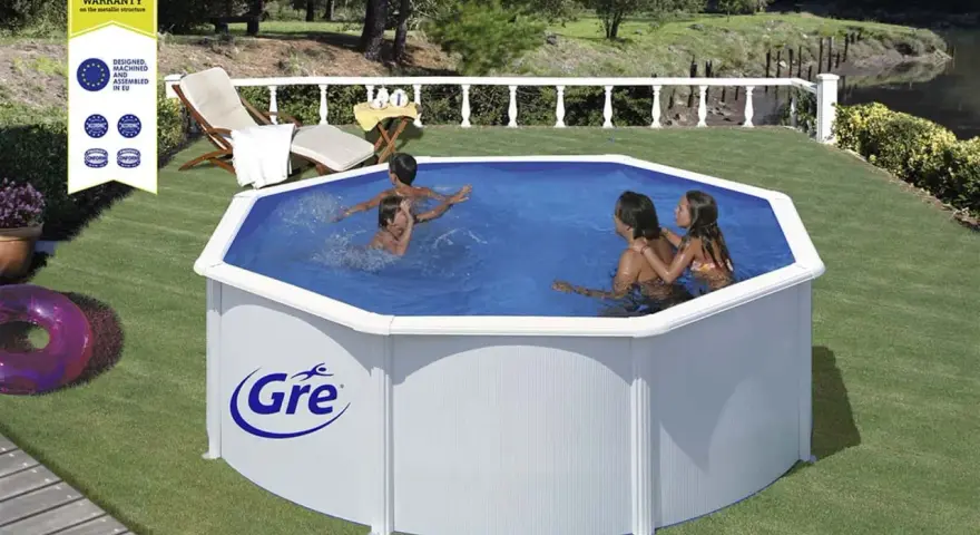 Familia disfrutando en piscinas para patios, una opción refrescante para el verano.