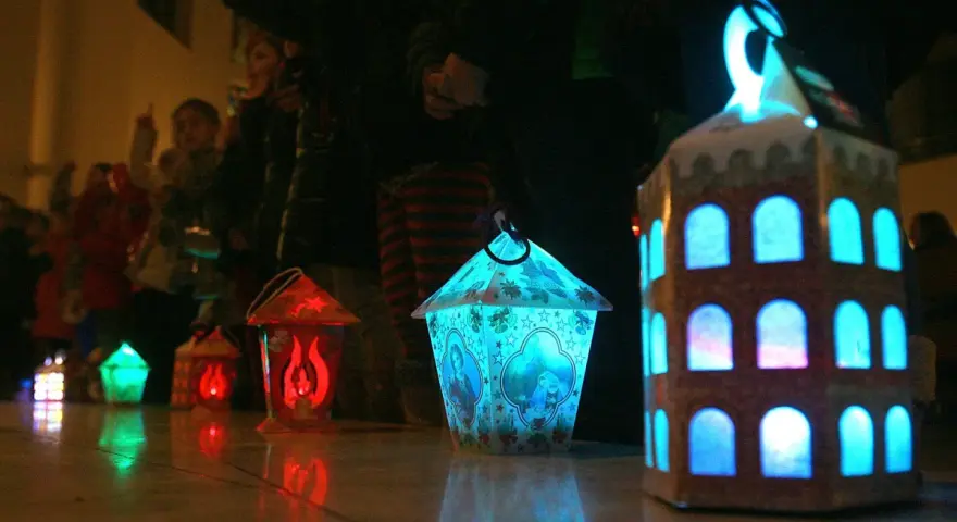 Kolorowe lampiony, jak te na roratach, rozświetlają mrok. Dzieci niosą je w procesji, tworząc magiczny widok.