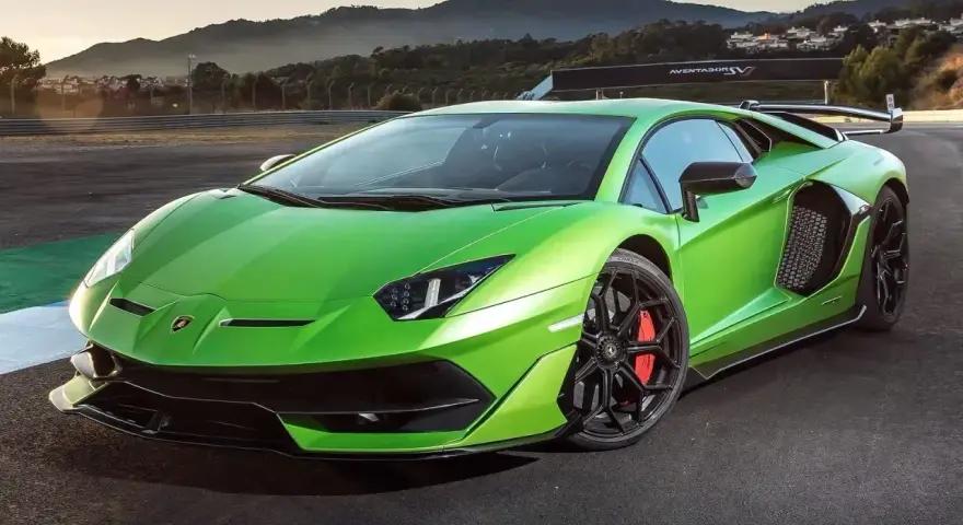 Jaskrawozielony Lamborghini Aventador SVJ na torze wyścigowym, gotowy do szaleństwa.