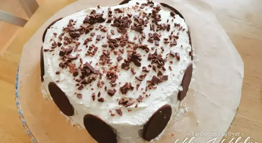 Hjärtformad tårta med vispgrädde och chokladströssel. Ett perfekt tårta recept för alla tillfällen.