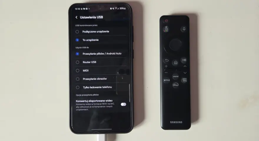 Telefon podłączony do telewizora przez USB. Ustawienia USB na ekranie telefonu pokazują opcje przesyłania plików, co jest kluczowe, jak połączyć telefon z telewizorem.