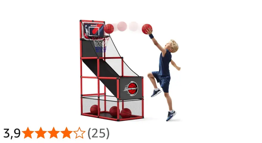 Niño rubio lanza pelotas en un juego de baloncesto. ¡Diversión asegurada con estos juegos de baloncesto!