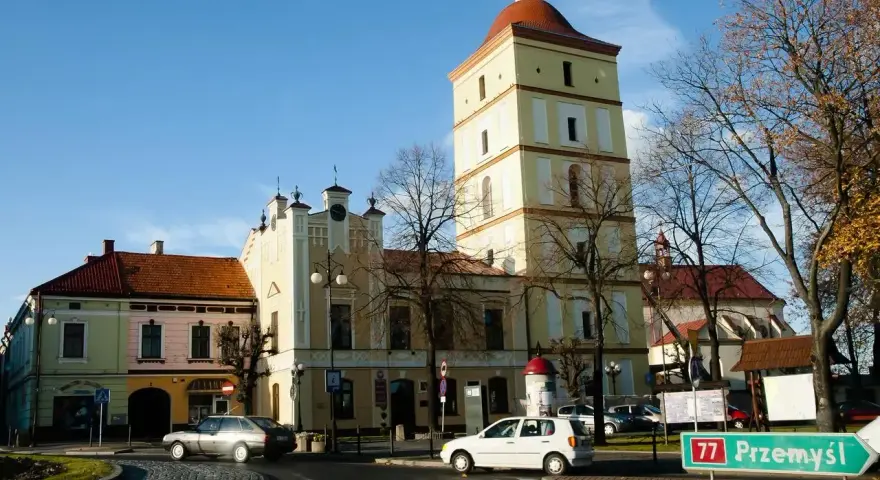 Wieża ratuszowa i kolorowe kamienice w Leżajsku. Atrakcje miasta zachęcają do zwiedzania.