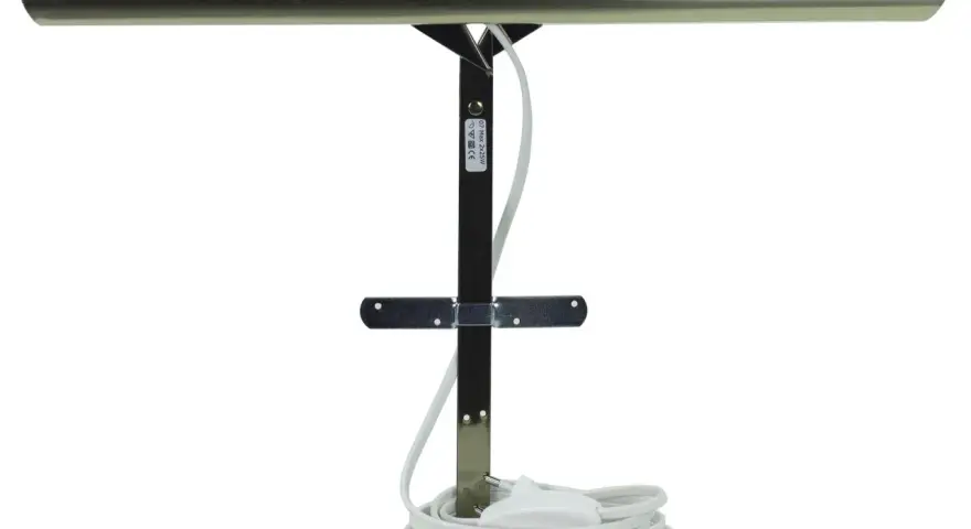 En lampa designad för att belysa tavlor, med en metallstång och justerbart fäste.