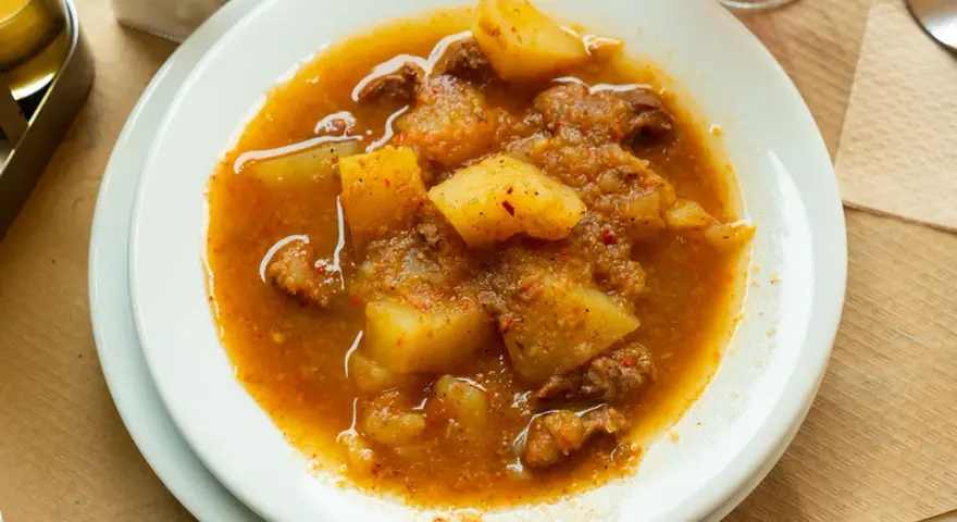 Guiso reconfortante con trozos de carne y patatas en una salsa especiada, perfecto para los alimentos de invierno.
