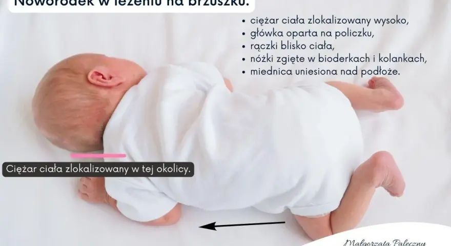 Noworodek na brzuszku. Czy można kłaść noworodka na brzuchu? Tak, to pozycja wspierająca rozwój.