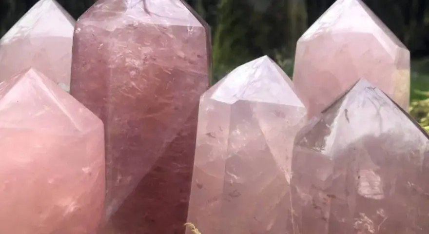 Cristales de cuarzo rosa pulidos, listos para limpiar su energía.