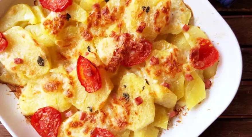 Patate al forno con pomodorini e pancetta, una delle 10 ricette con le patate veloci perfette per ogni occasione.