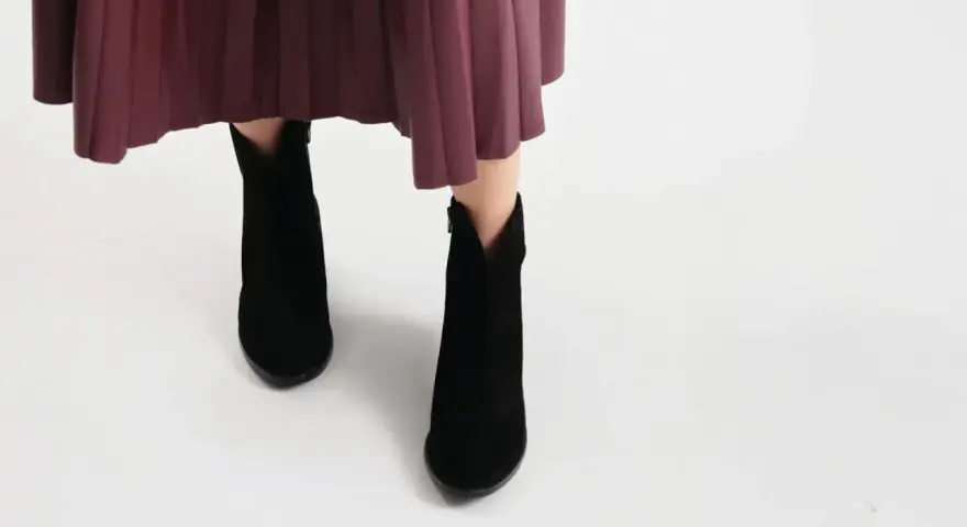 Jakie buty do spódnicy za kolano? Odkryj idealne stylizacje na każdą okazję