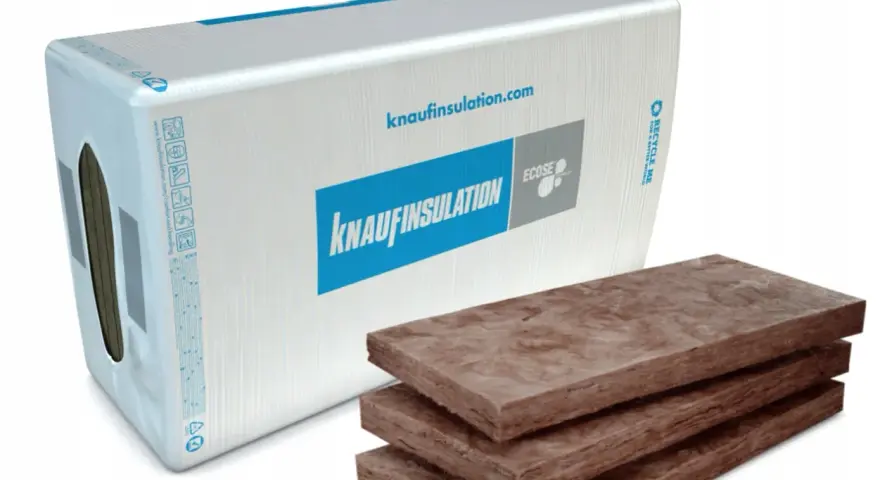 Opakowanie wełny mineralnej Knauf Unifit 035 15cm i trzy płyty izolacyjne.