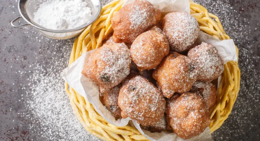 Beignets de carnaval saupoudrés de sucre glace, prêts à déguster. Une recette beignet de carnaval facile et rapide pour le plaisir de tous.