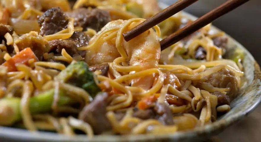Makaron chow mein z czego jest zrobiony? Odkryj tajemnice składników