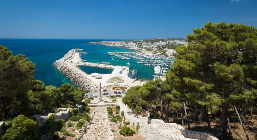 Vista panoramica del porto di Otranto, una delle tappe del cammino del Salento, con il mare azzurro e le barche ormeggiate.