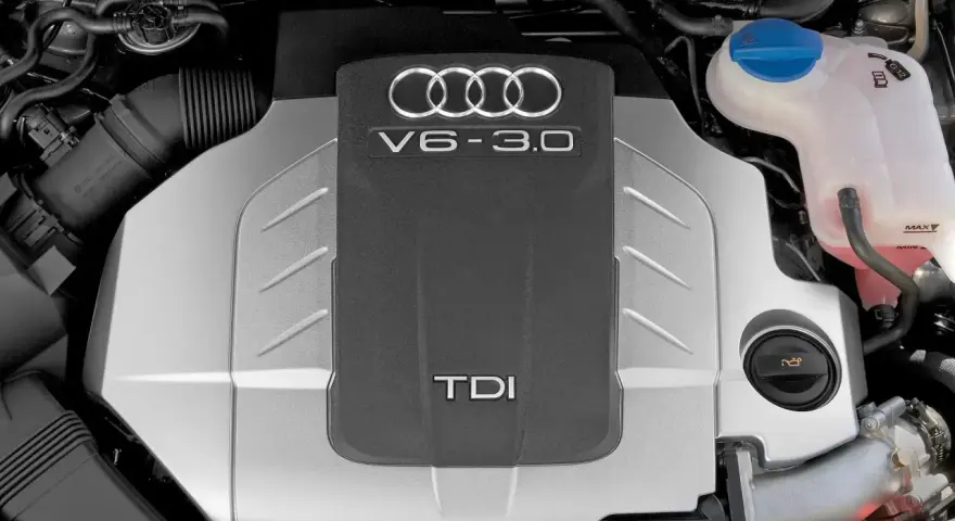 Silnik Audi V6 3.0 TDI. Widoczny rozrząd i zbiornik płynu chłodniczego.