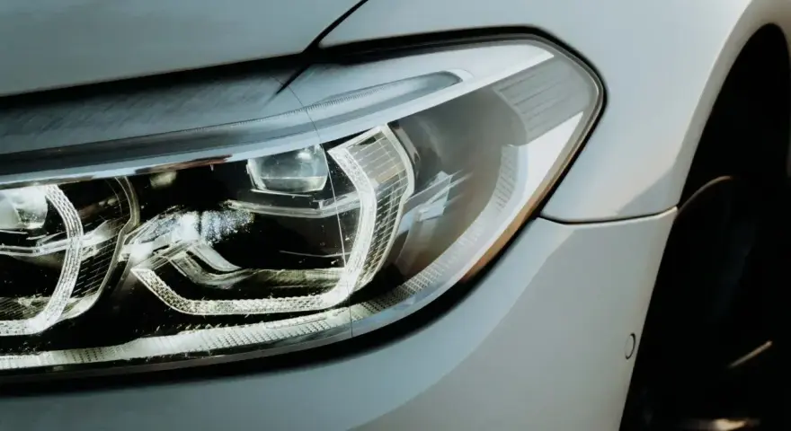 Nowoczesny reflektor LED. Czy żarówki postojowe LED są legalne? To pytanie nurtuje wielu kierowców.