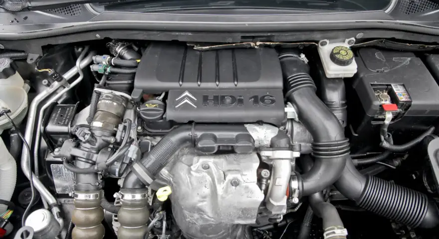 Silnik Citroen C4 1.6 HDI. Zawór EGR znajduje się pod osłoną silnika, po lewej stronie, blisko turbosprężarki.