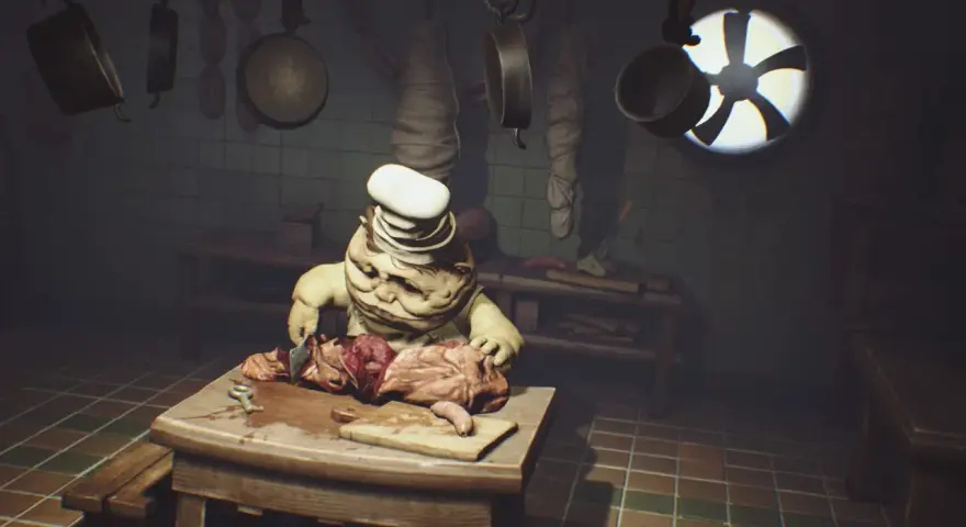 Potworny kucharz z gry Little Nightmares kroi mięso. Czas gry w tej przerażającej kuchni.