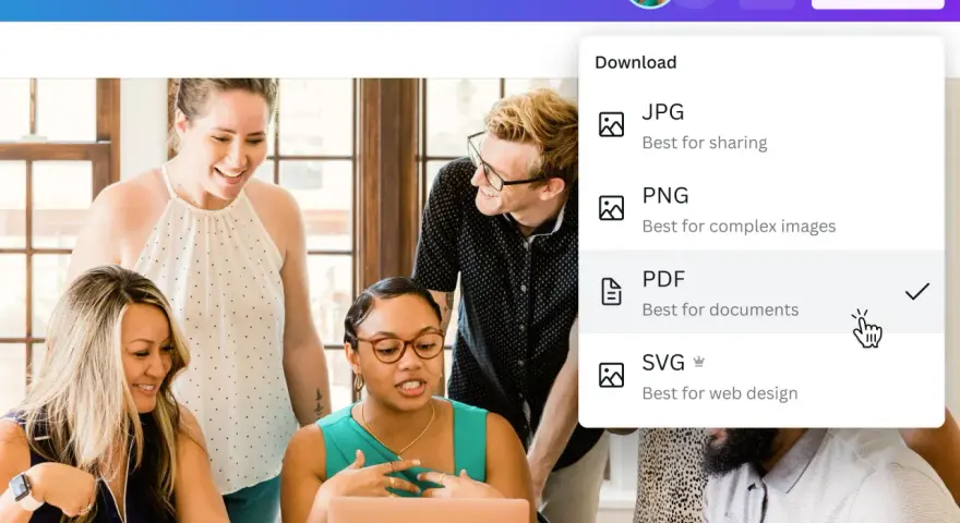 Grupa osób przygląda się ekranowi laptopa, na którym widoczna jest opcja pobierania pliku PDF.