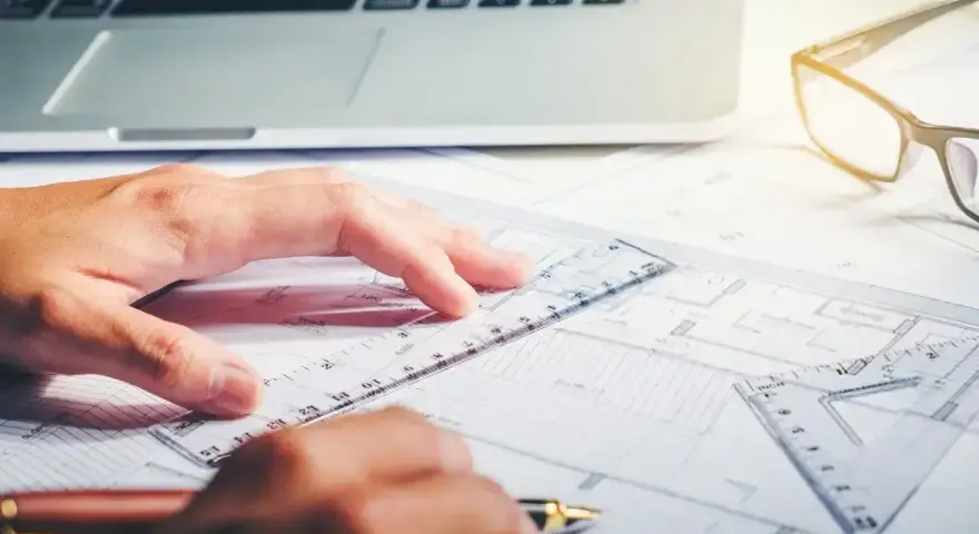 Rysowanie planów, laptop i okulary. Zastanawiasz się, ile zarabia architekt?