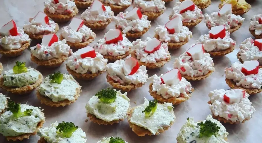 Babeczki na słono z farszem z paluszków krabowych i brokułami. Pyszne przekąski na imprezę.