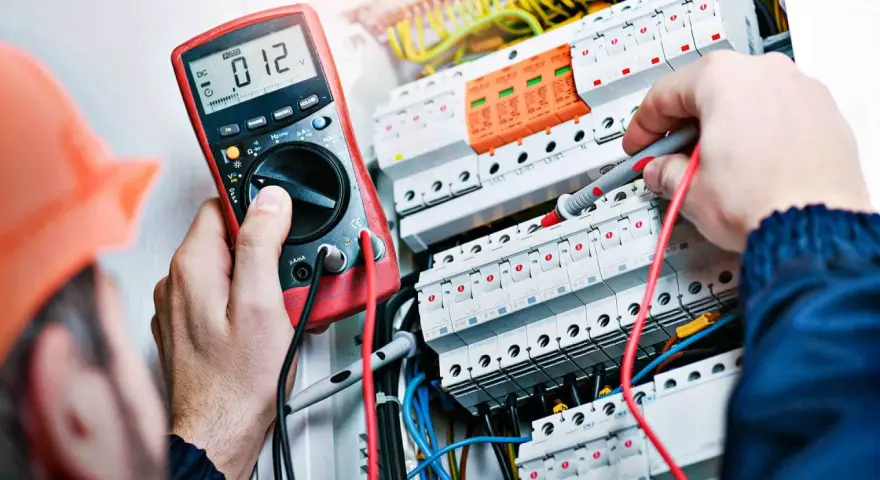 Jak zostać elektrykiem bez szkoły? Krok po kroku do uprawnień SEP