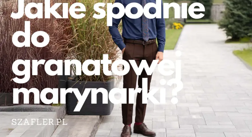 Mężczyzna w granatowej koszuli i brązowych spodniach, idealny zestaw: jakie spodnie do granatowej marynarki? Szafler.pl.