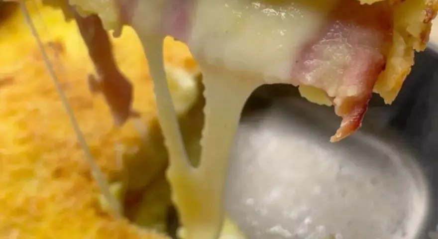 Un delizioso tortino di patate prosciutto e mozzarella filante, con una crosticina dorata e un cuore morbido e saporito.