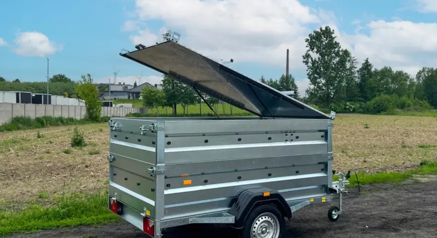 Przyczepa z podniesioną klapą, idealna do transportu, nawet gdy dmc przyczepy większe niż w dowodzie.