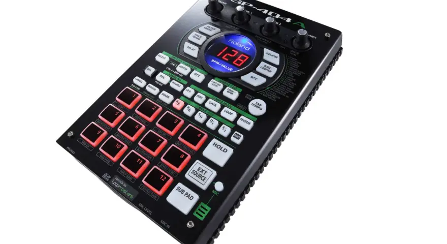 Roland SP-404 A, sampler z 12 podświetlanymi padami, idealny do tworzenia bitów i pętli.