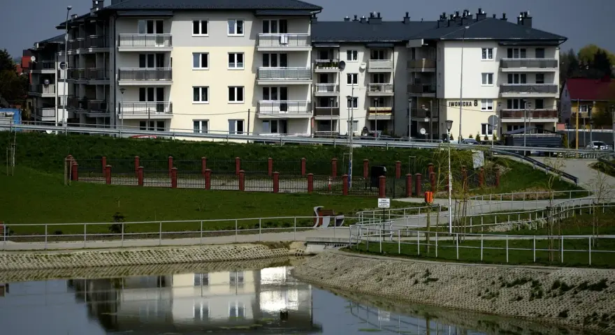 Nowoczesne bloki mieszkalne nad stawem. Czy wspólnota mieszkaniowa może prawnie zakazać wynajmowania mieszkań na doby?