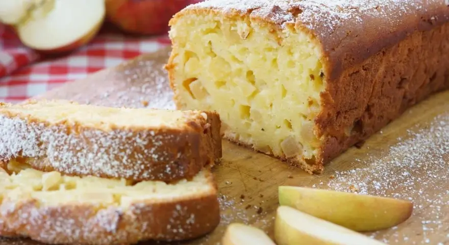 Saftiger Apfelkuchen, bestäubt mit Puderzucker. Dieses Apfelkuchen Rezept ist ein Genuss!