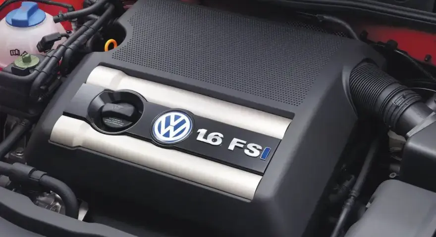 Silnik 1.6 FSI w Golfie 4. Widoczna pokrywa silnika z logo VW i oznaczeniem modelu.