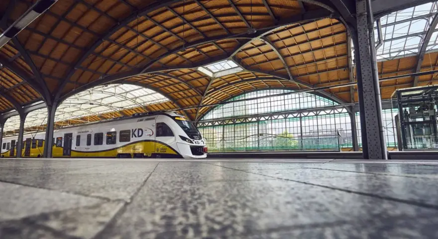 Nowoczesny pociąg KD czeka na pasażerów na peronie. Niedługo ruszy w podróż z Legnicy do Wrocławia.