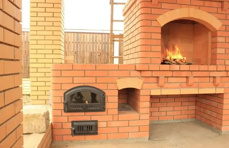 Grill z cegły DIY: Budowa krok po kroku i inspiracje