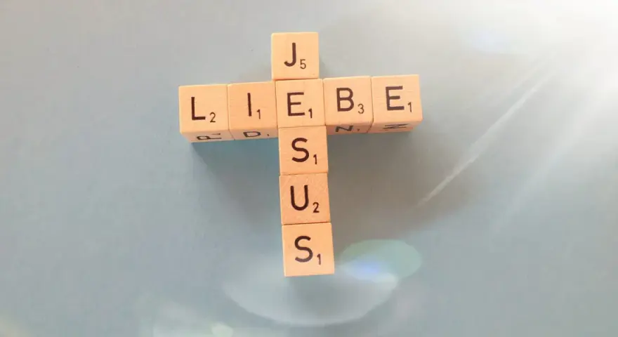 Holzbuchstaben bilden ein Kreuz mit "LIEBE" und "JESUS". Wie in Johannes 5,30 kann ich nichts aus mir selbst tun.