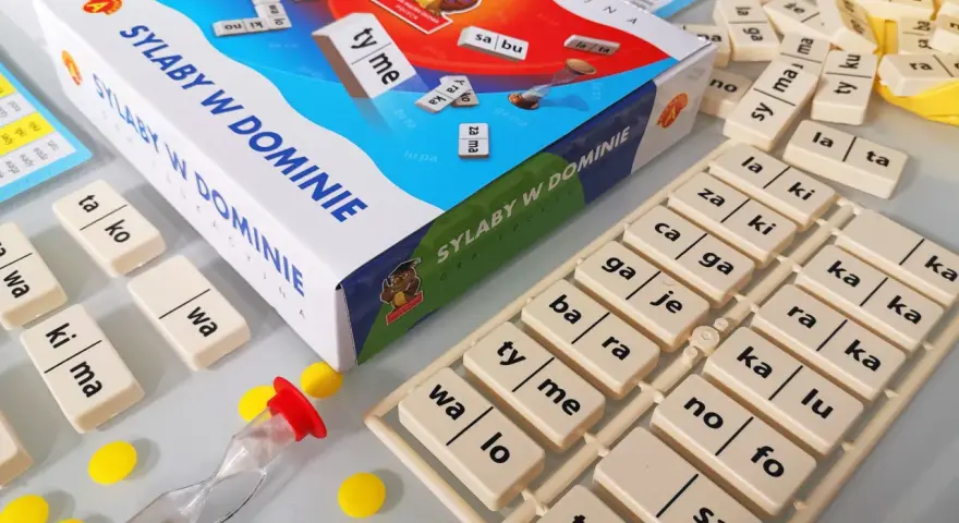 Gra edukacyjna "Sylaby w domnie" z kostkami do nauki czytania.