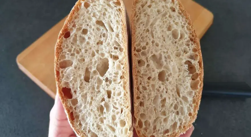 Miam ! La mie aérée d'un pain maison, parfait pour une recette facile.