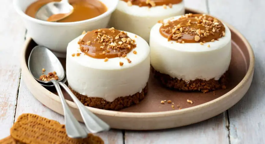 Trois mini-gâteaux onctueux sur une base croustillante, nappés de caramel et de noix. Parfait pour une recette gâteau spéculoos rapide et gourmande.