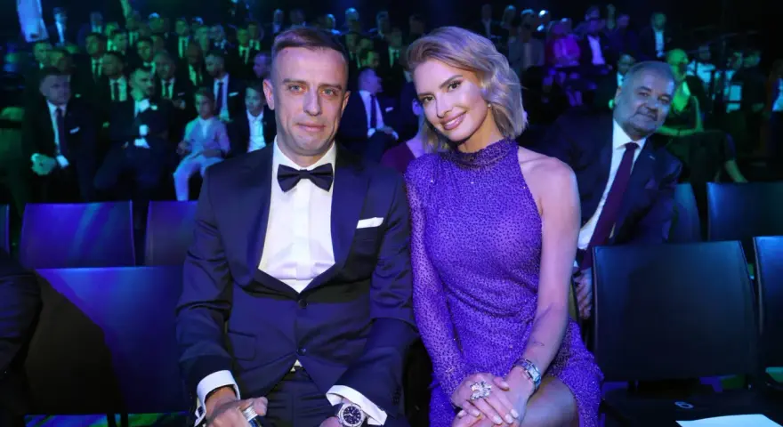 Kamil Grosicki z żoną na gali. Elegancka para w pierwszym rzędzie, otoczona przez gości.