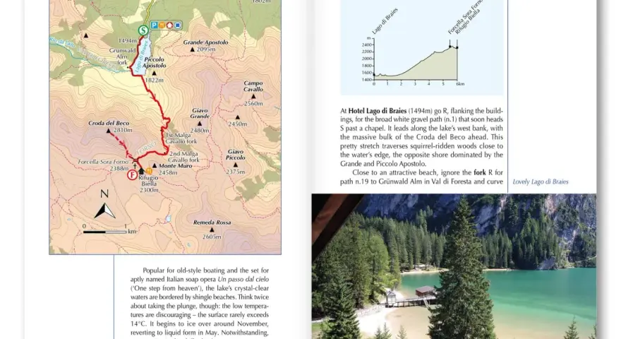 Mapa szlaku Alta Via 1 przez Dolomity, prowadzącego do Lago di Braies. Widok na jezioro i góry.
