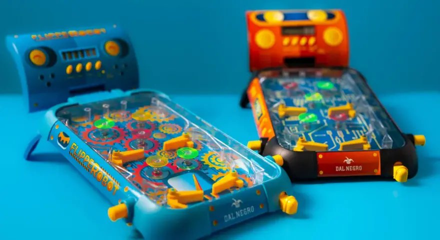 Due mini flipper colorati, perfetti giochi da fare in casa per bambini di 8 anni, con ingranaggi e luci che stimolano il divertimento.