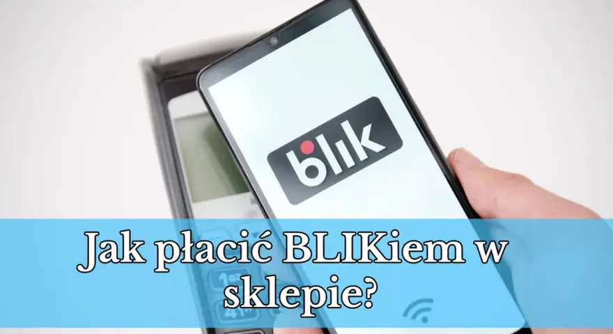 Dłoń trzyma smartfon z logo Blik nad terminalem płatniczym. Pytanie brzmi: "Jak płacić Blikiem w sklepie?".