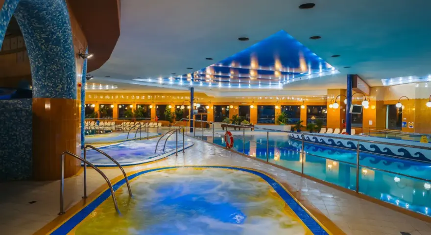 Relaks w basenach Hotelu Gołębiewski w Mikołajkach. Sprawdź, ile kosztuje doba w hotelu Gołębiewski w Mikołajkach, by cieszyć się tym widokiem.