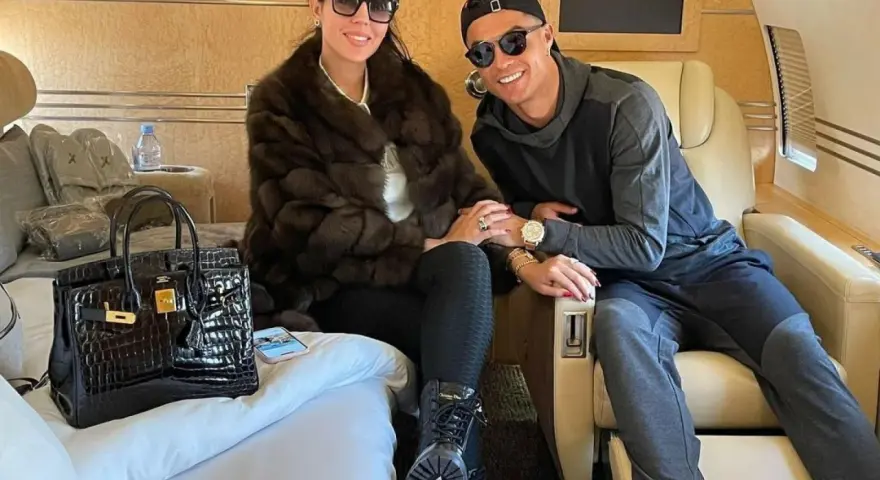 Georgina i Cristiano w prywatnym samolocie. Czyżby to dowód na to, ile zarabia Ronaldo?