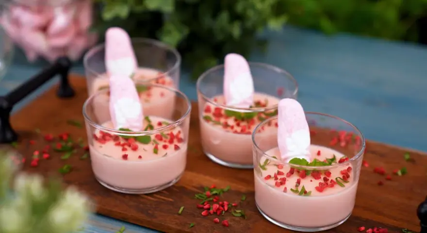 Söta desserter med rosa fluff och strössel, perfekta att baka skumtomtar till.